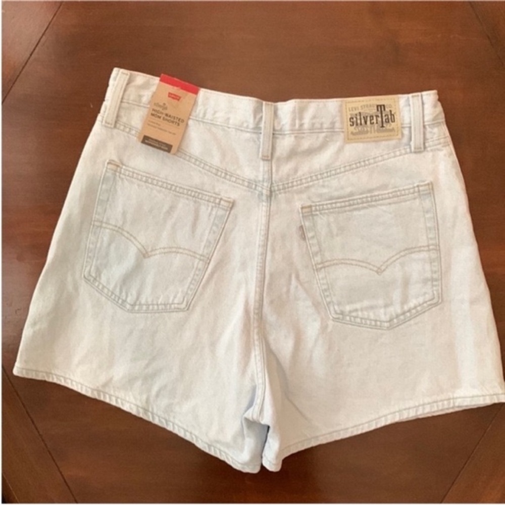Levi’s High Waisted Mom Shorts Light Wash Blue Denim Jean Shorts Size 32/14 NWT
